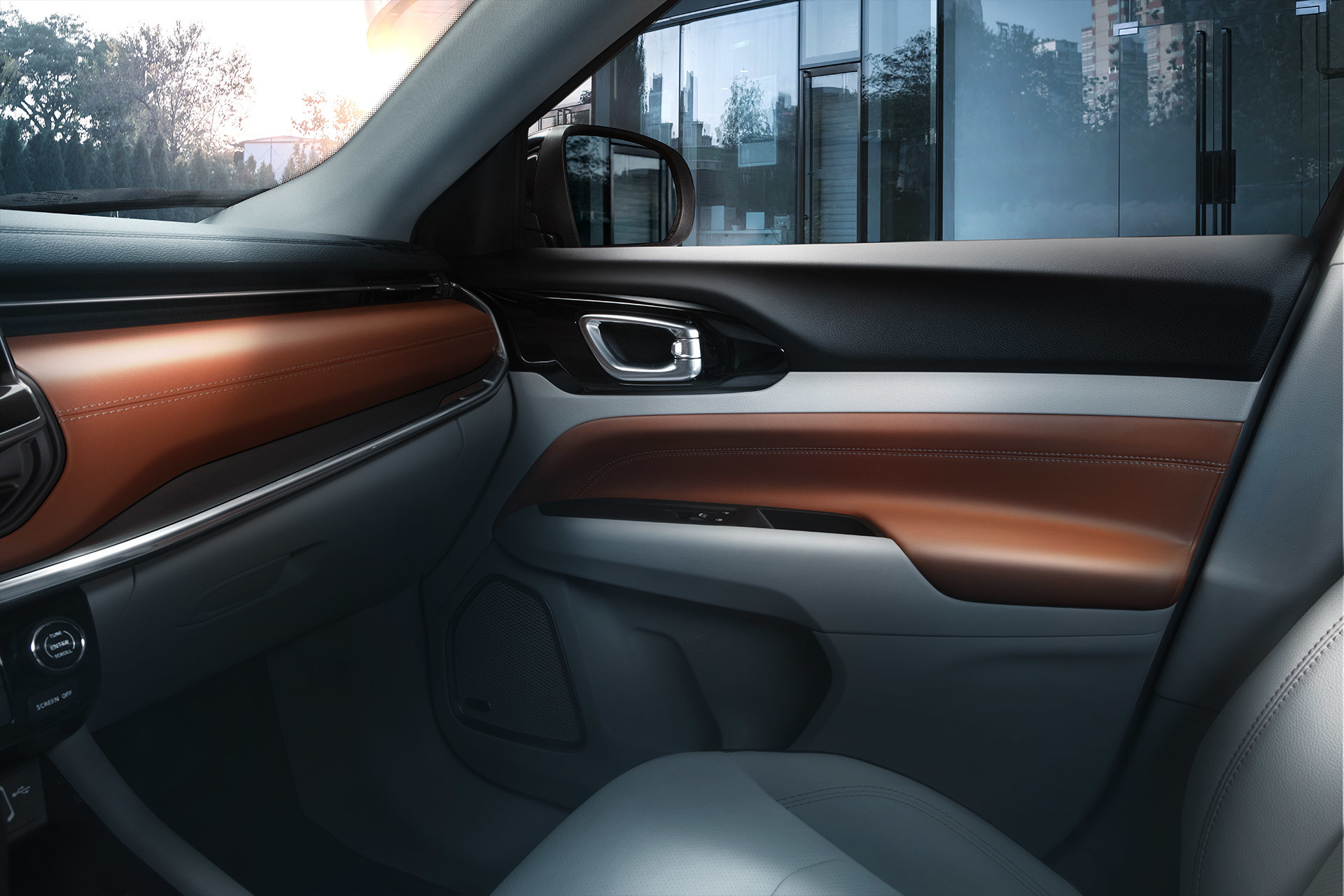 Gros plan sur les nouvelles garnitures de porte marron présentées à l'intérieur du Jeep Compass 2022