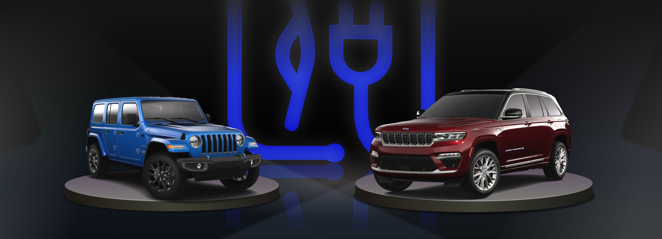 View of a bleu 2023 Jeep Wrangler and a red 2023 Jeep Grand Cherokee against a black background.