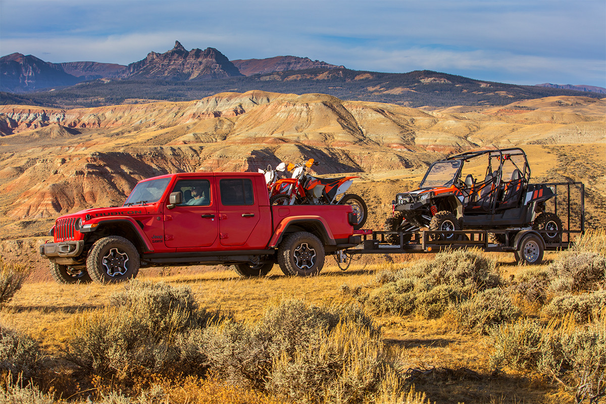Extérieur du Jeep Gladiator 2020 tractant une remorque, illustré en rouge.