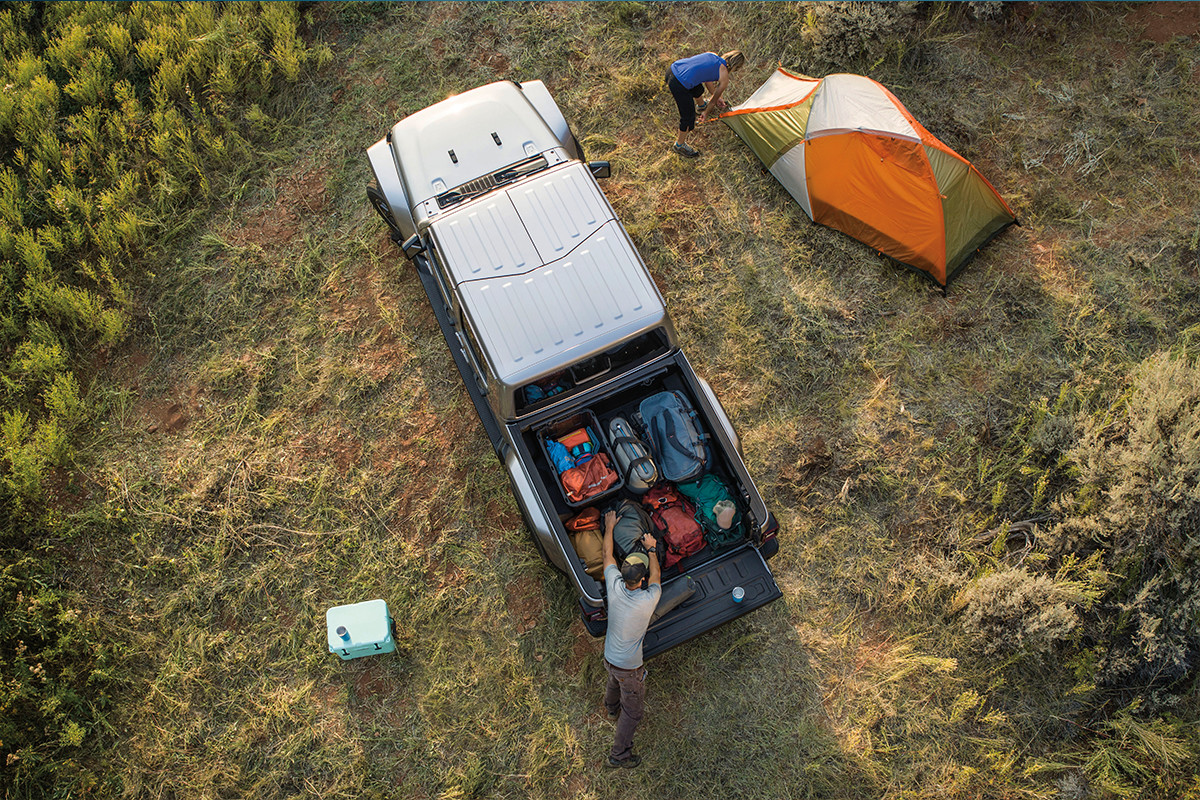 Extérieur du Jeep Gladiator 2020 montrant la caisse remplie d’articles de camping.