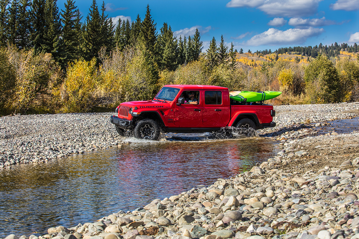 Extérieur du Jeep Gladiator 2020 roulant dans un ruisseau, illustré en rouge.