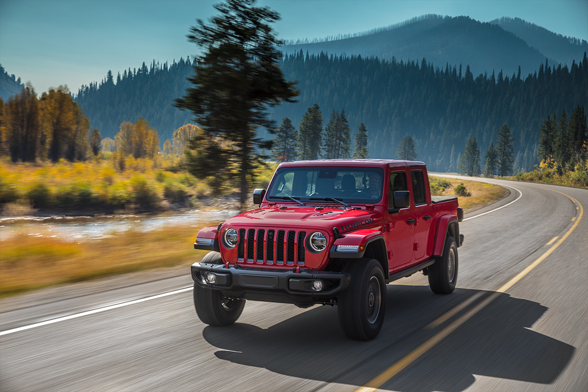 Extérieur du Jeep Gladiator 2020 roulant sur une route de campagne, illustré en rouge.