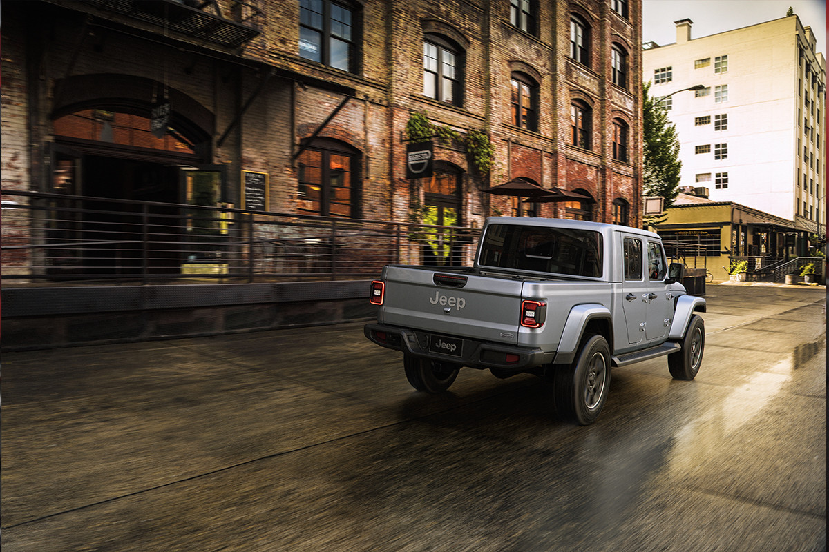 Plan arrière de l’extérieur du Jeep Gladiator 2020 roulant sur une route, illustré en gris.