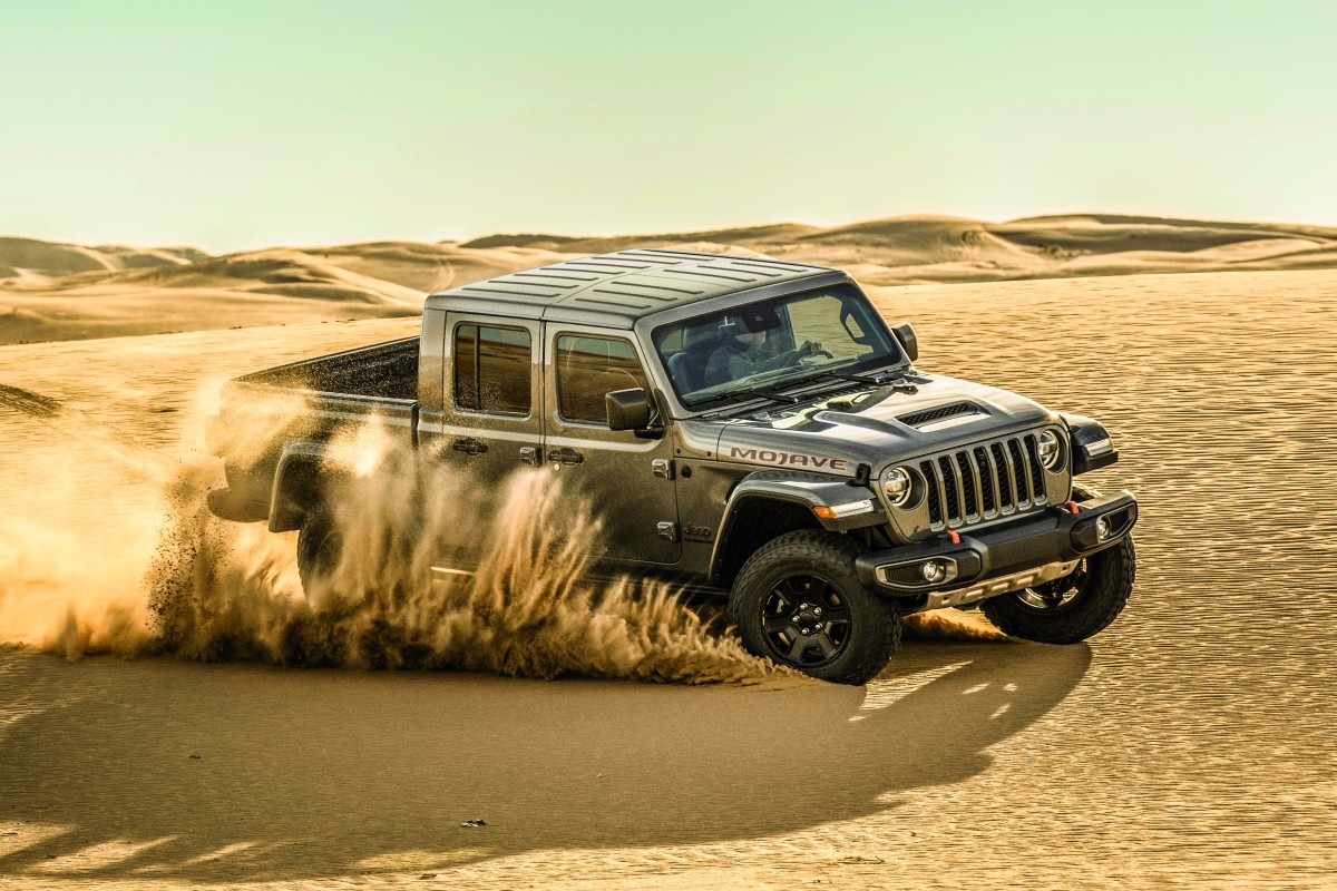 Jeep Gladiator Mojave 2020 stationné au sommet d’une dune.