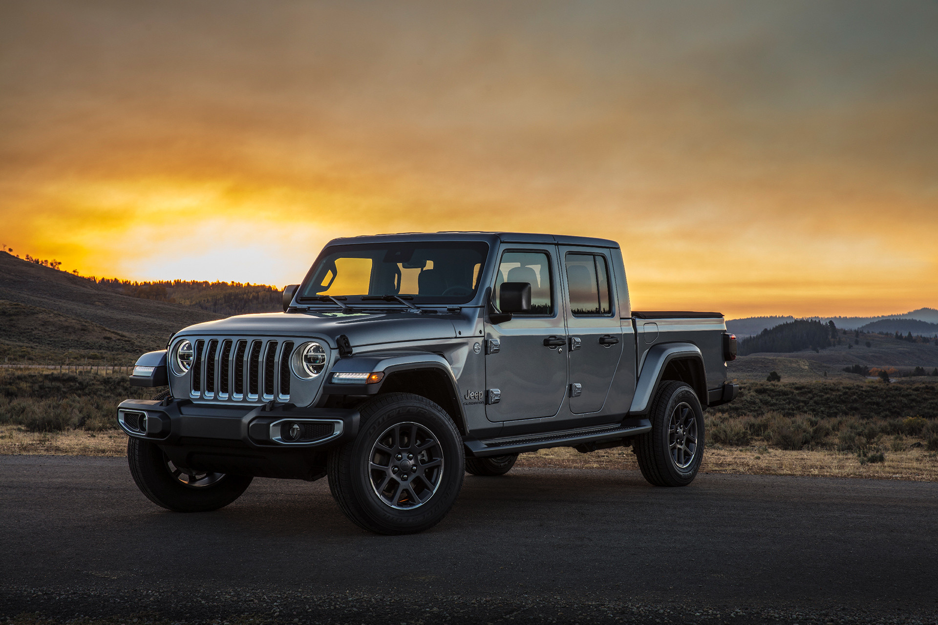 Extérieur du Jeep Gladiator 2020 garé sur la route, illustré en gris.