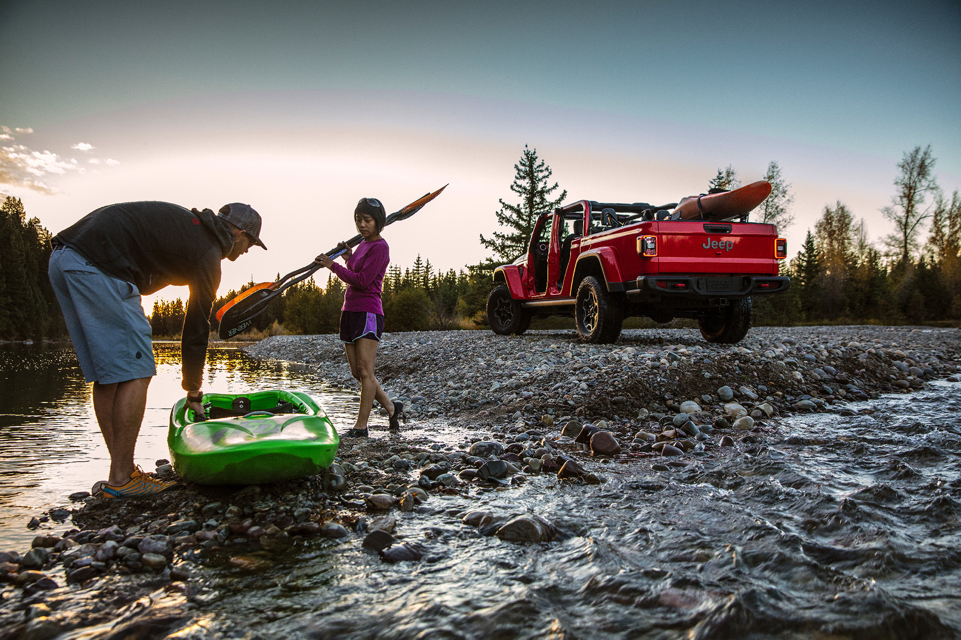 Vue arrière du tout nouveau Jeep Gladiator 2020 en rouge stationné près d'un ruisseau