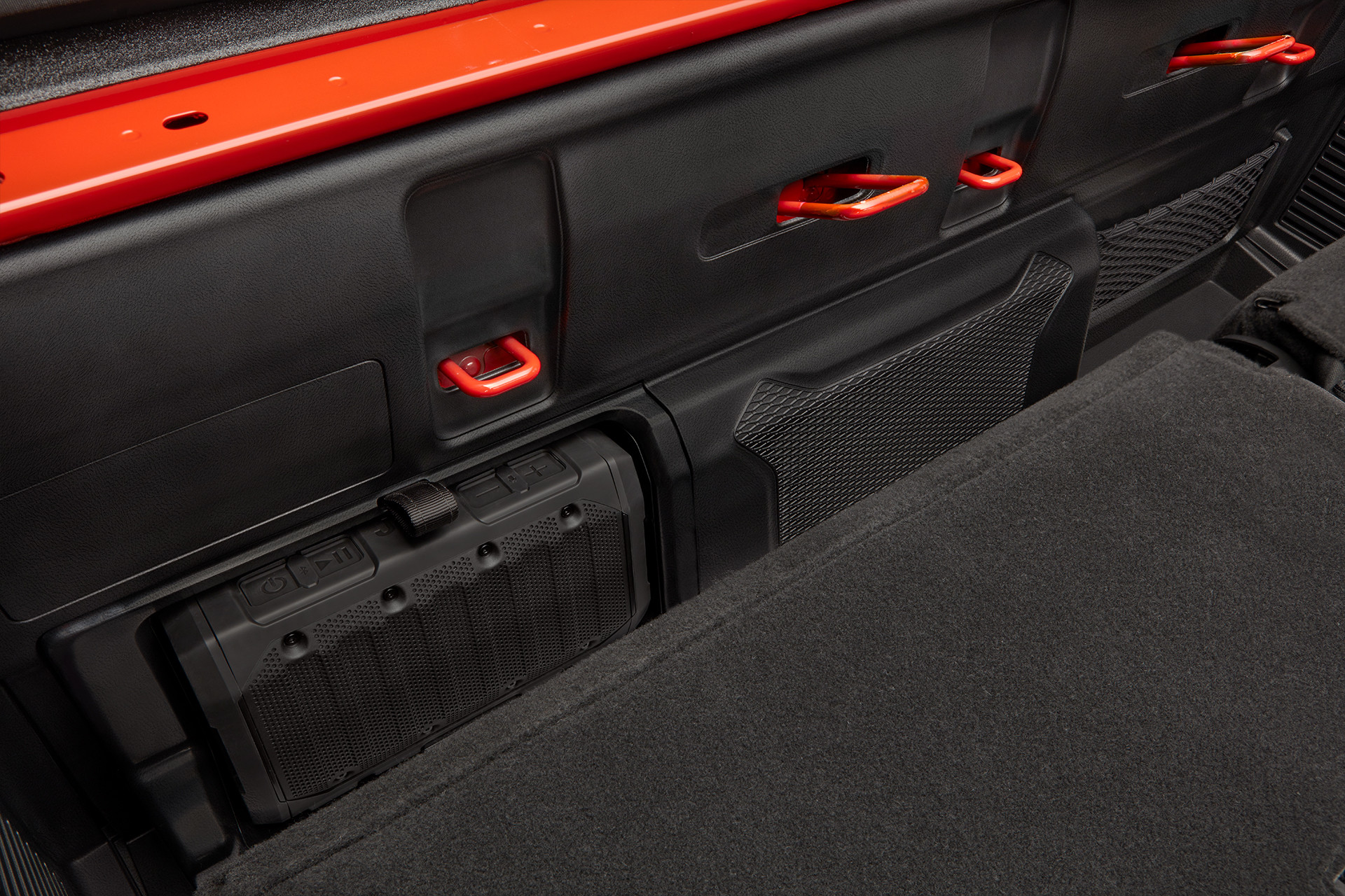 Habitacle du Jeep Gladiator 2020 montrant le rangement intérieur derrière la banquette arrière.