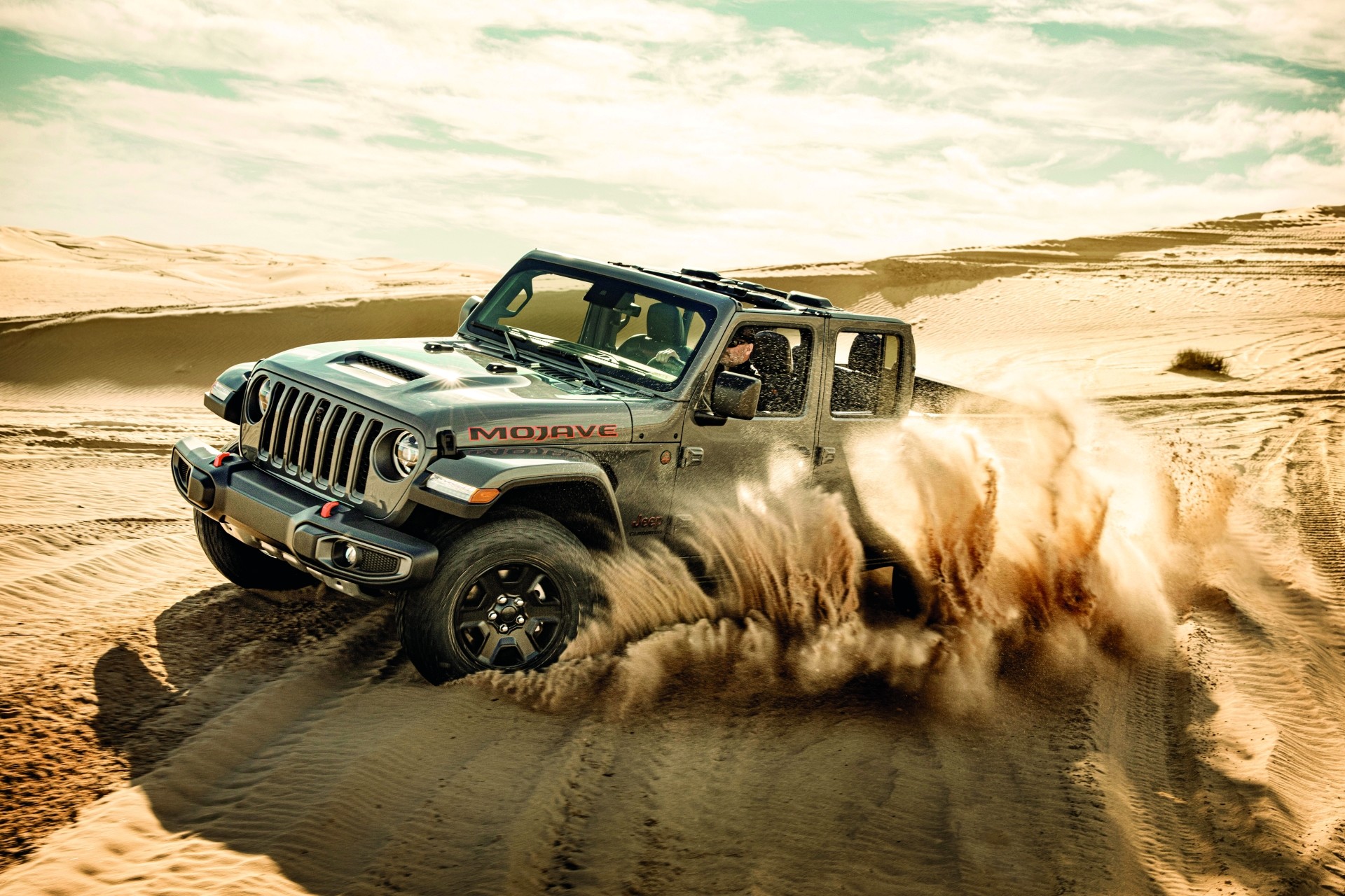 Extérieur du nouveau Jeep Gladiator Mojave roulant dans le désert