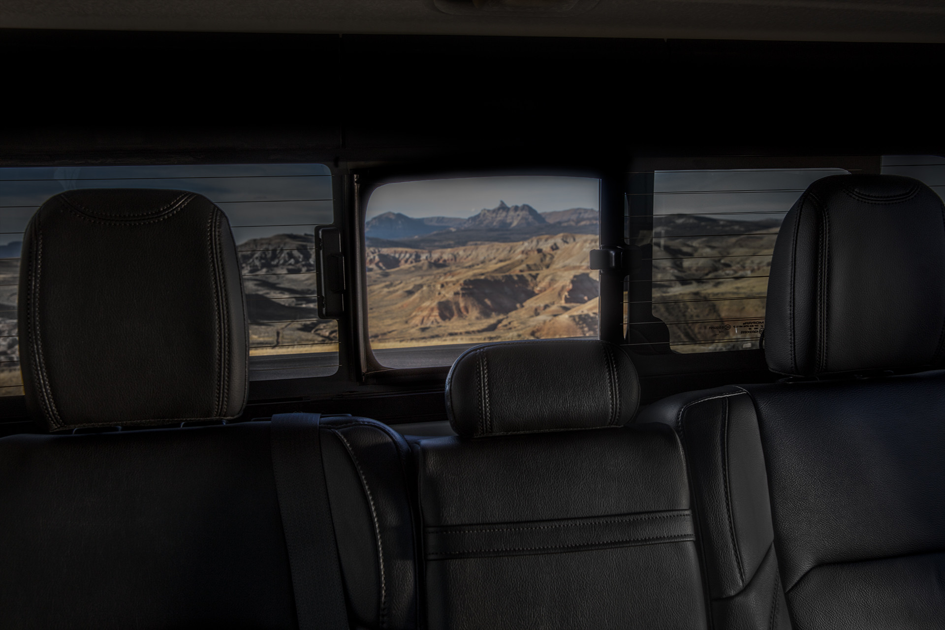 Habitacle du Jeep Gladiator 2020 montrant le panneau coulissant de la lunette.