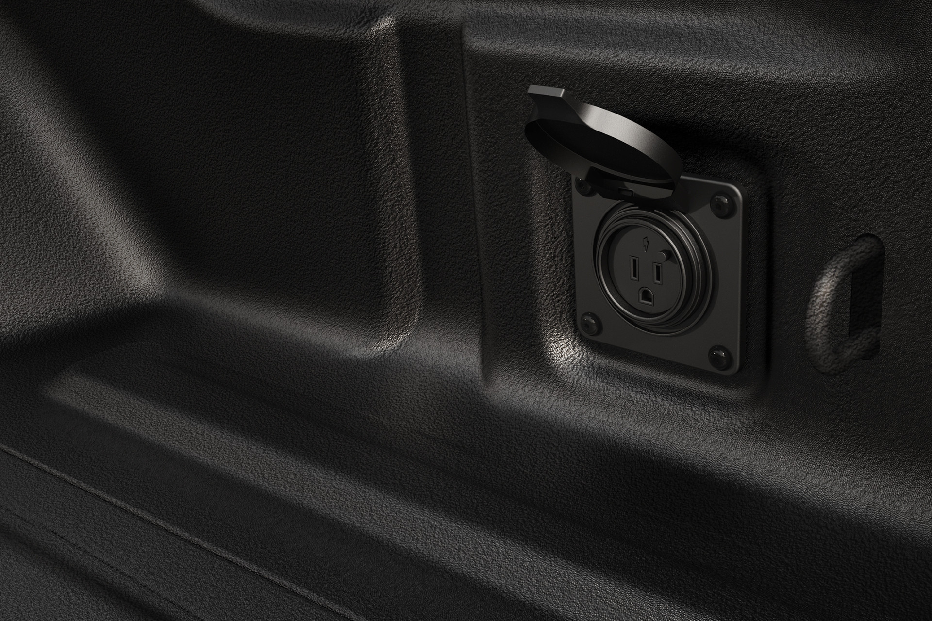 Jeep Gladiator 2020 montrant la prise de courant dans la caisse du camion.
