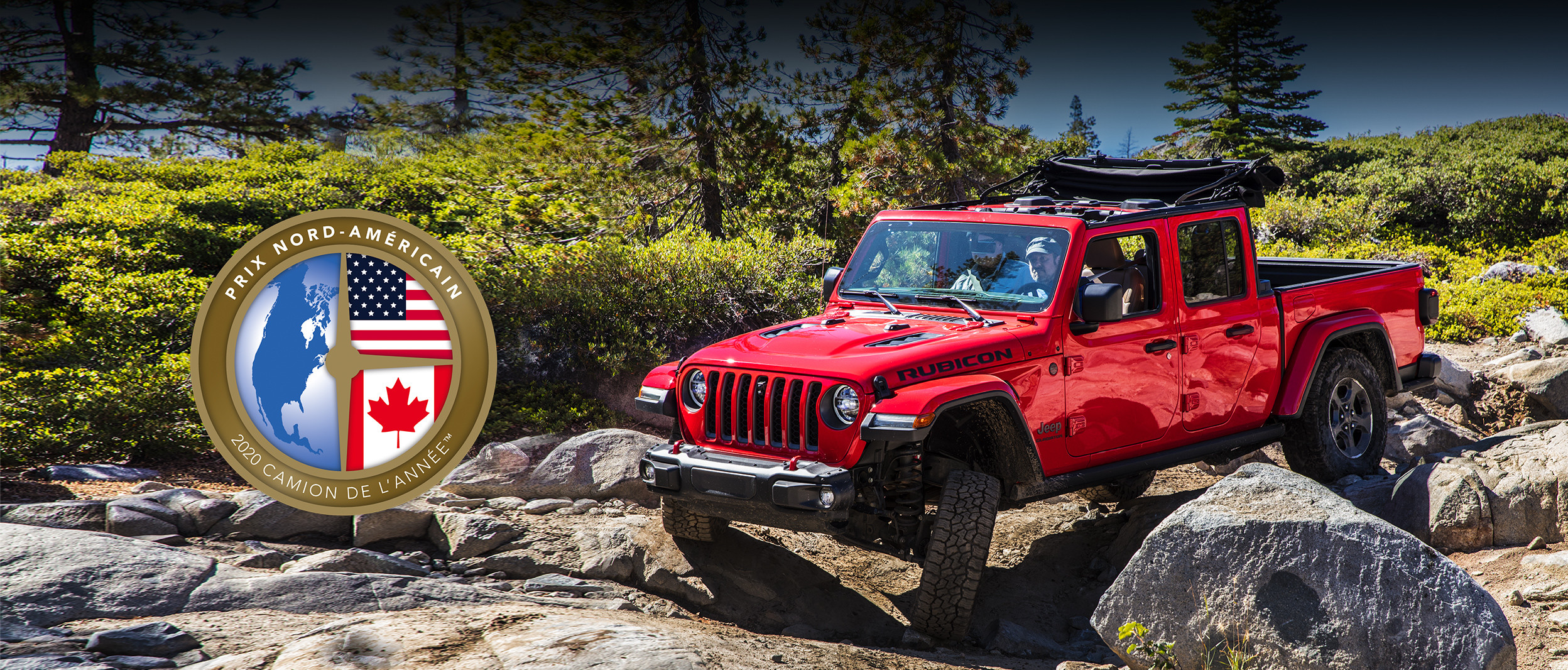 Jeep Gladiator 2020 rouge roulant sur un terrain extrêmement rocheux.