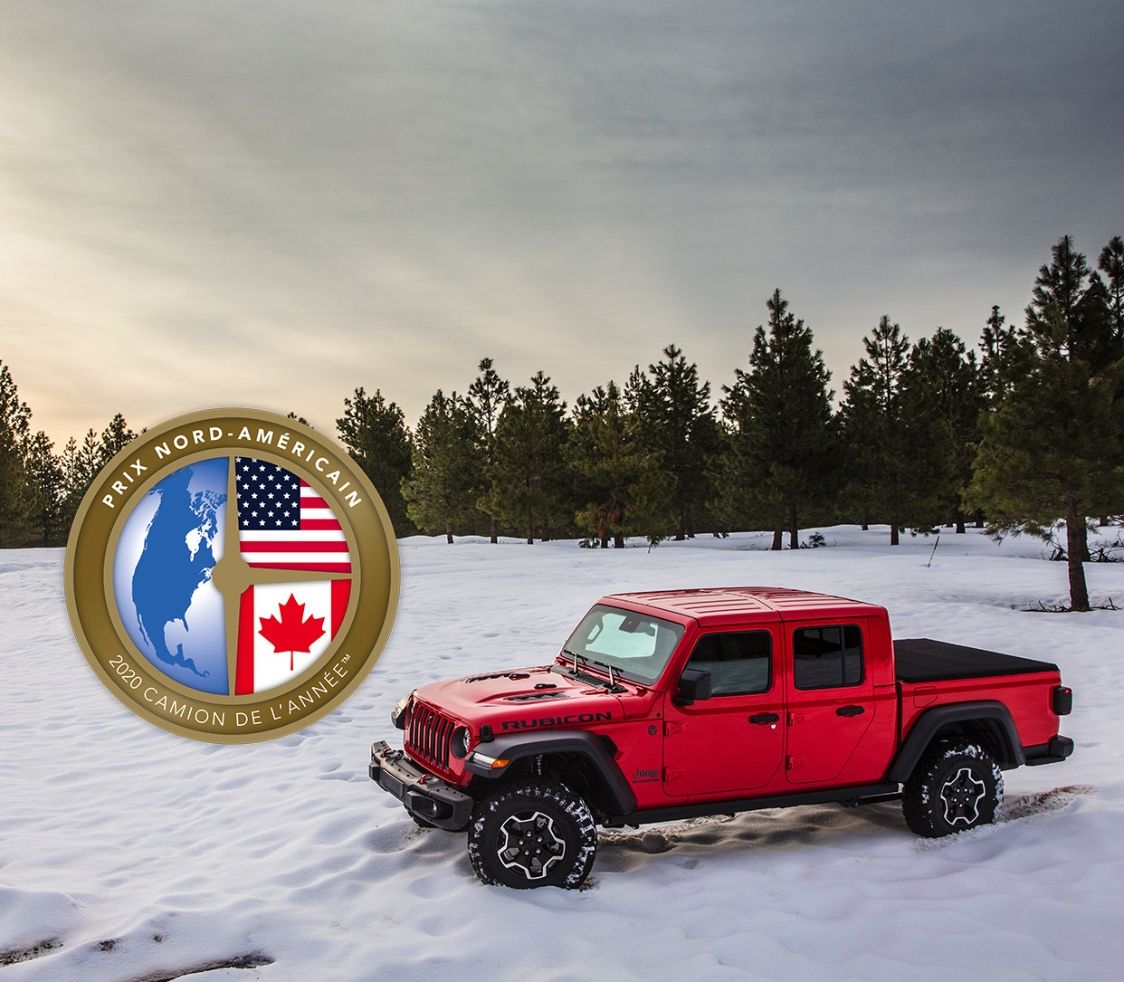 Vue du dessus du tout nouveau Jeep Gladiator 2020, illustré en rouge, stationné dans un champ enneigé avec le logo du prix NACTOY.