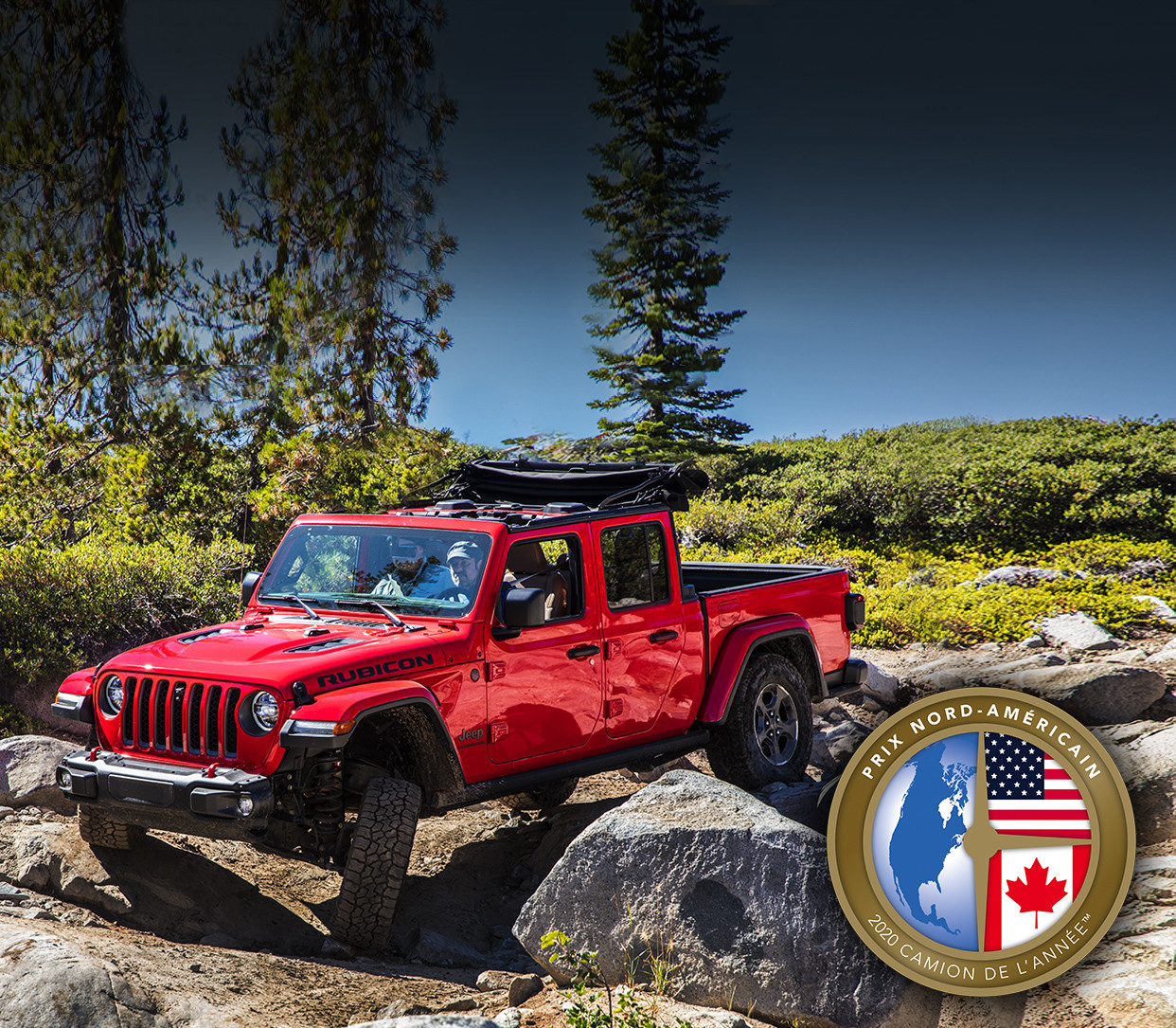 Jeep Gladiator 2020 rouge roulant sur un terrain extrêmement rocheux.