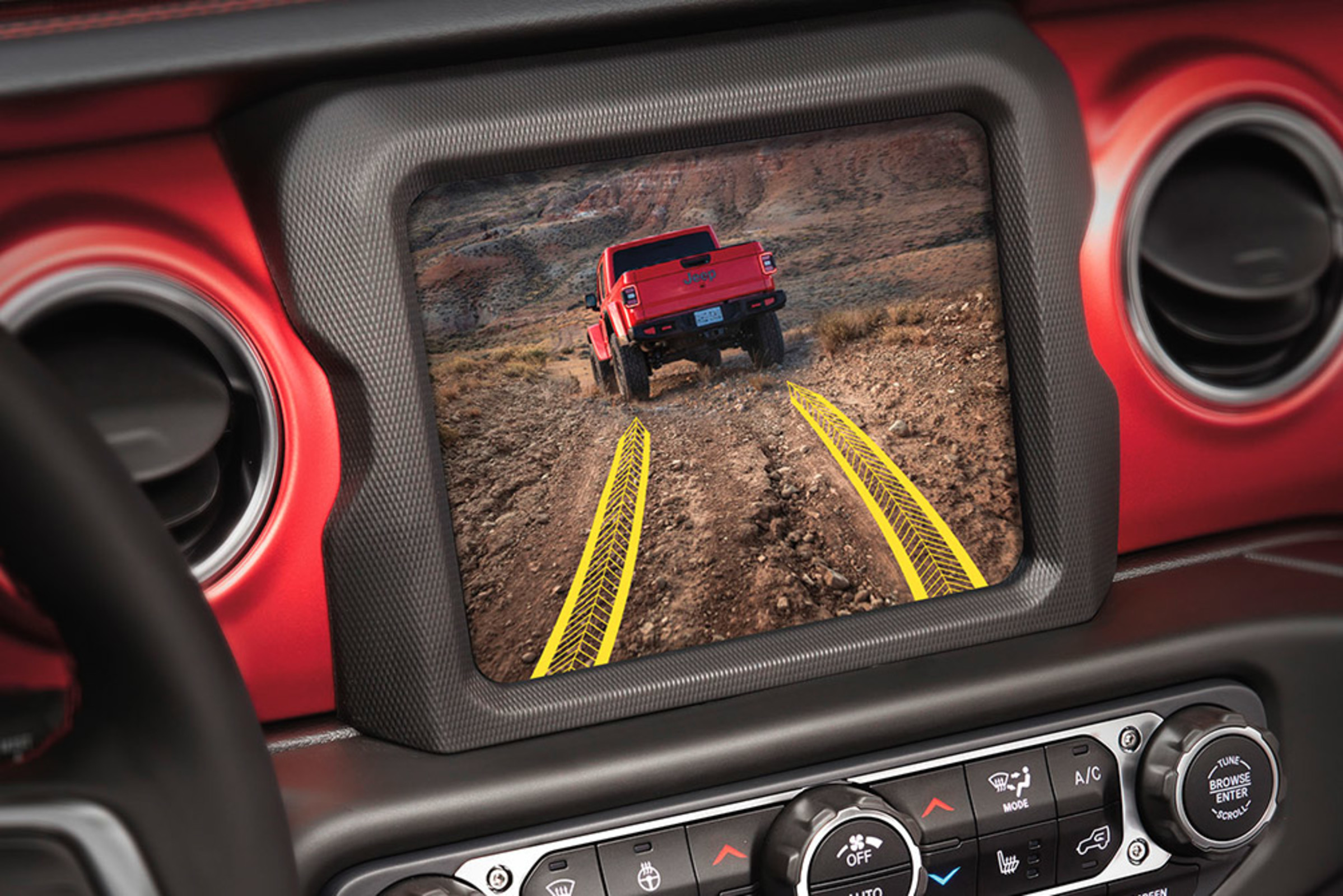 Gros plan de la vue de la caméra hors route TrailCam affichée sur l’écran tactile encastré du Jeep Gladiator 2021.