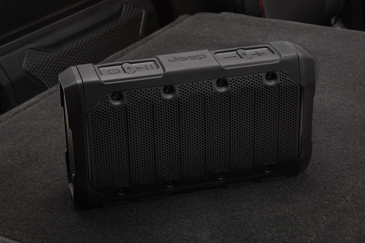 Haut-parleur BluetoothMD résistant aux intempéries posé sur un siège rabattu du Jeep Gladiator.