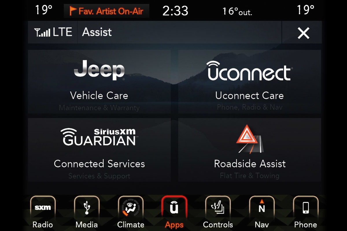 Écran tactile de 8,4 po du centre multimédia UconnectMD 4 montrant des services livrables en option comme l’entretien du véhicule Jeep, l’assistance routière et SiriusXM Guardian.