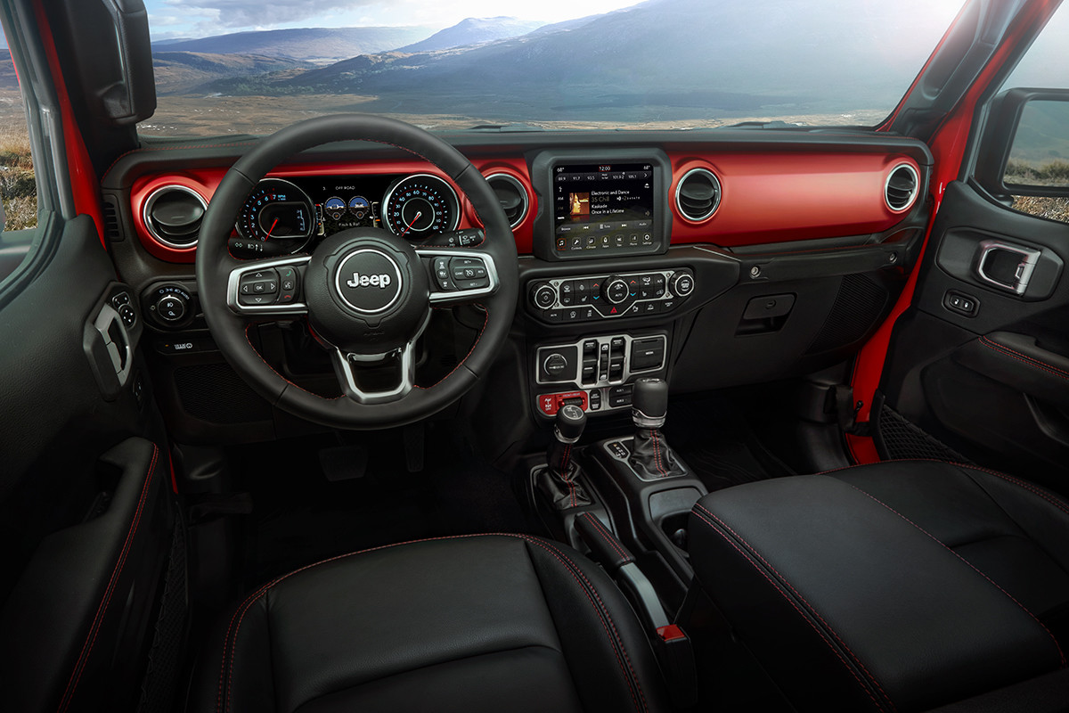 Vue intérieure du siège du conducteur du Jeep Gladiator 2022 avec fini rouge.
