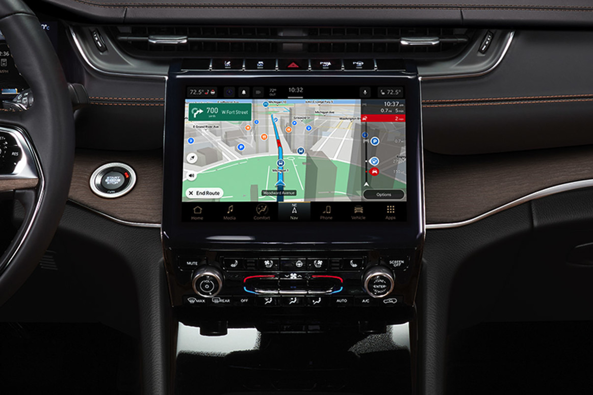 Le système Uconnect 5 à écran tactile de 10,1 po d’un Jeep Grand Cherokee 2022.