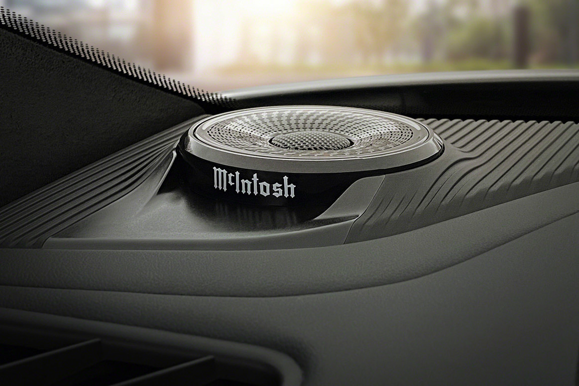 Un haut-parleur McIntosh à l’intérieur d’un Jeep Grand Cherokee 2022.