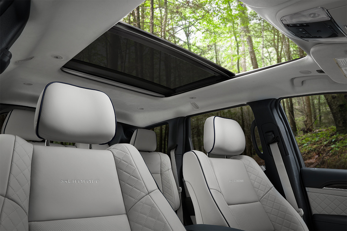 Light Grey Interior of a 2018 Jeep Grand Cherokee