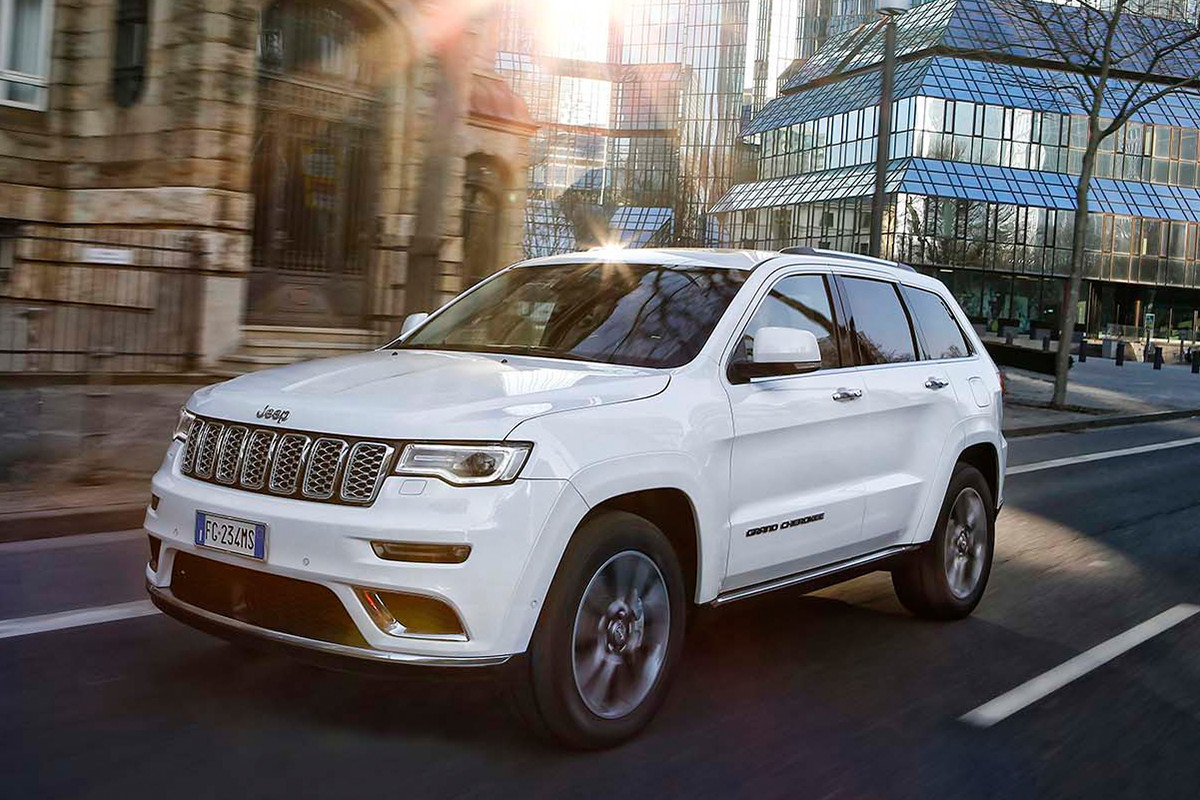 VUS Jeep Grand Cherokee Summit 2018 – calandre épurée équipée d’antibrouillards à DEL