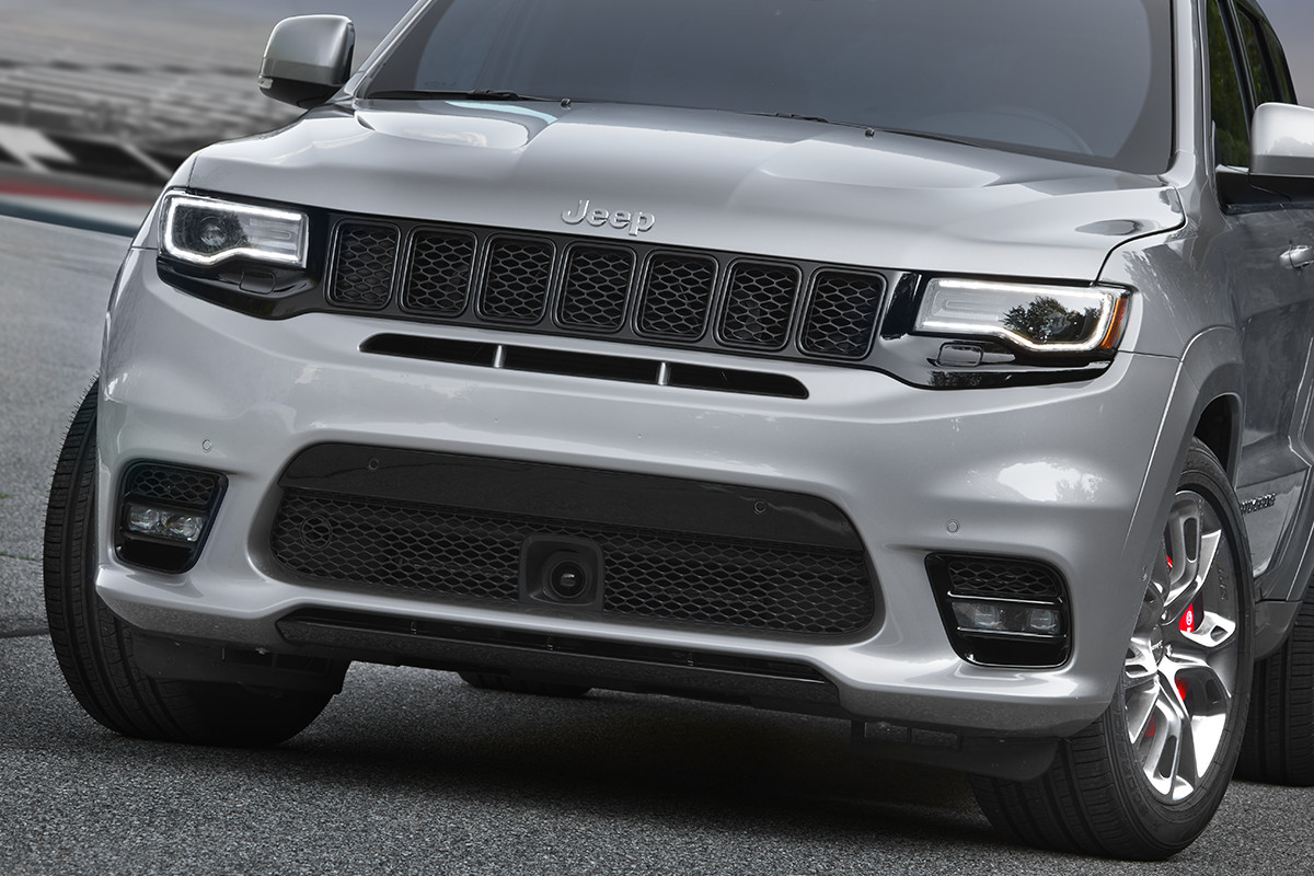 VUS Jeep Grand Cherokee 2018 – capot à prise d’air inspiré de la course