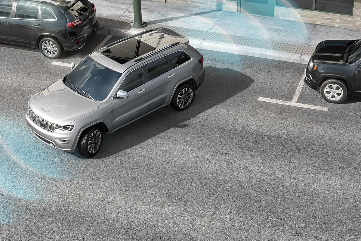VUS Jeep Grand Cherokee 2018 – système de stationnement parallèle et perpendiculaire avec arrêt