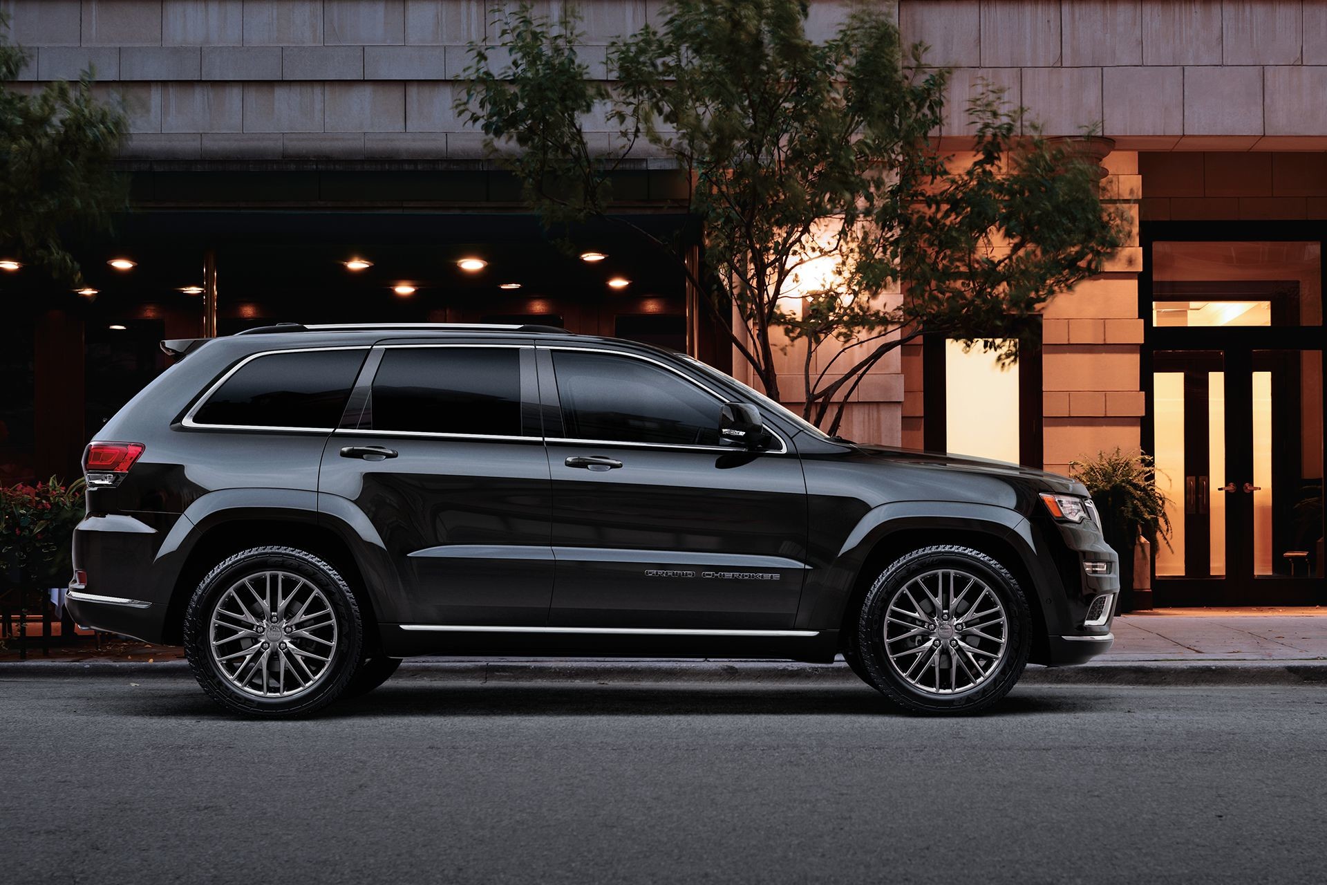 VUS Jeep Grand Cherokee 2018 – vue de côté, la nuit