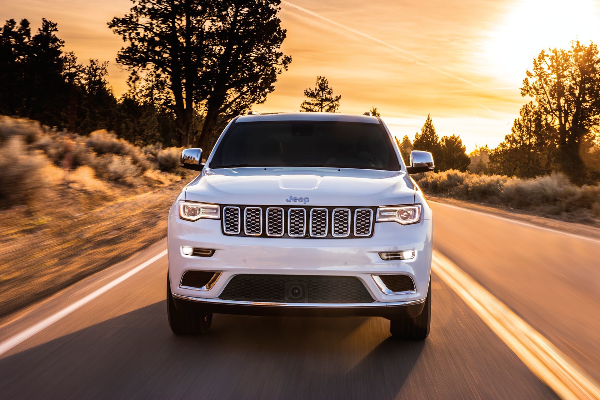 VUS Jeep Grand Cherokee 2018 – vue de face, illustré en blanc