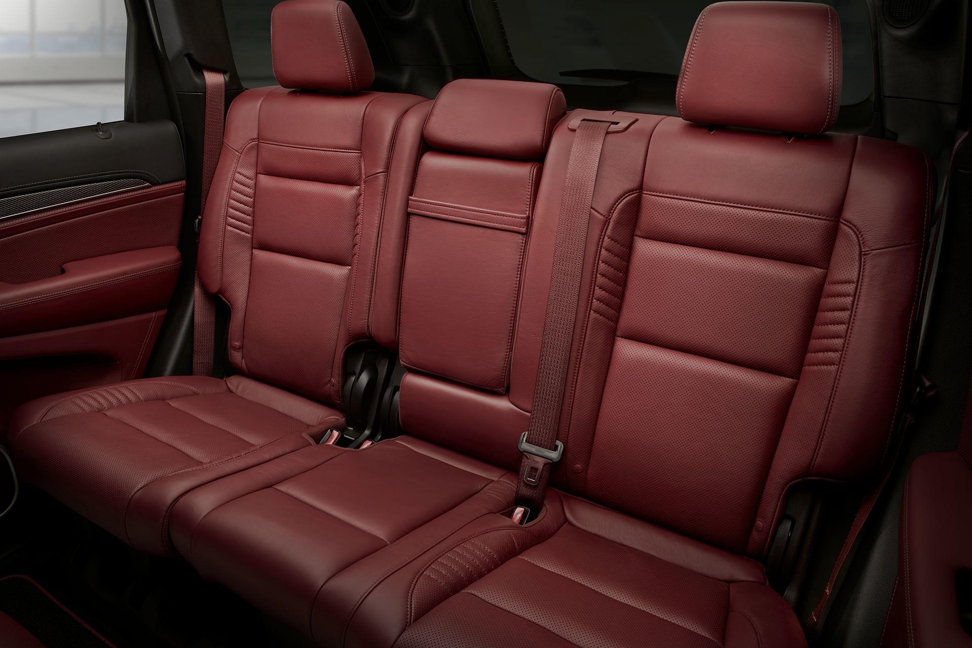 2018 Jeep Grand Cherokee SUV seats up to 5 with reclining rear seats