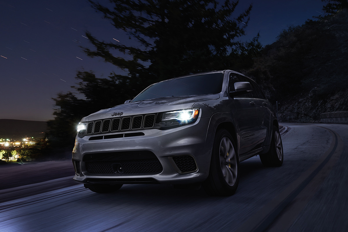 Vue de côté du Jeep Grand Cherokee 2019 illustrant le modèle Trackhawk en rouge