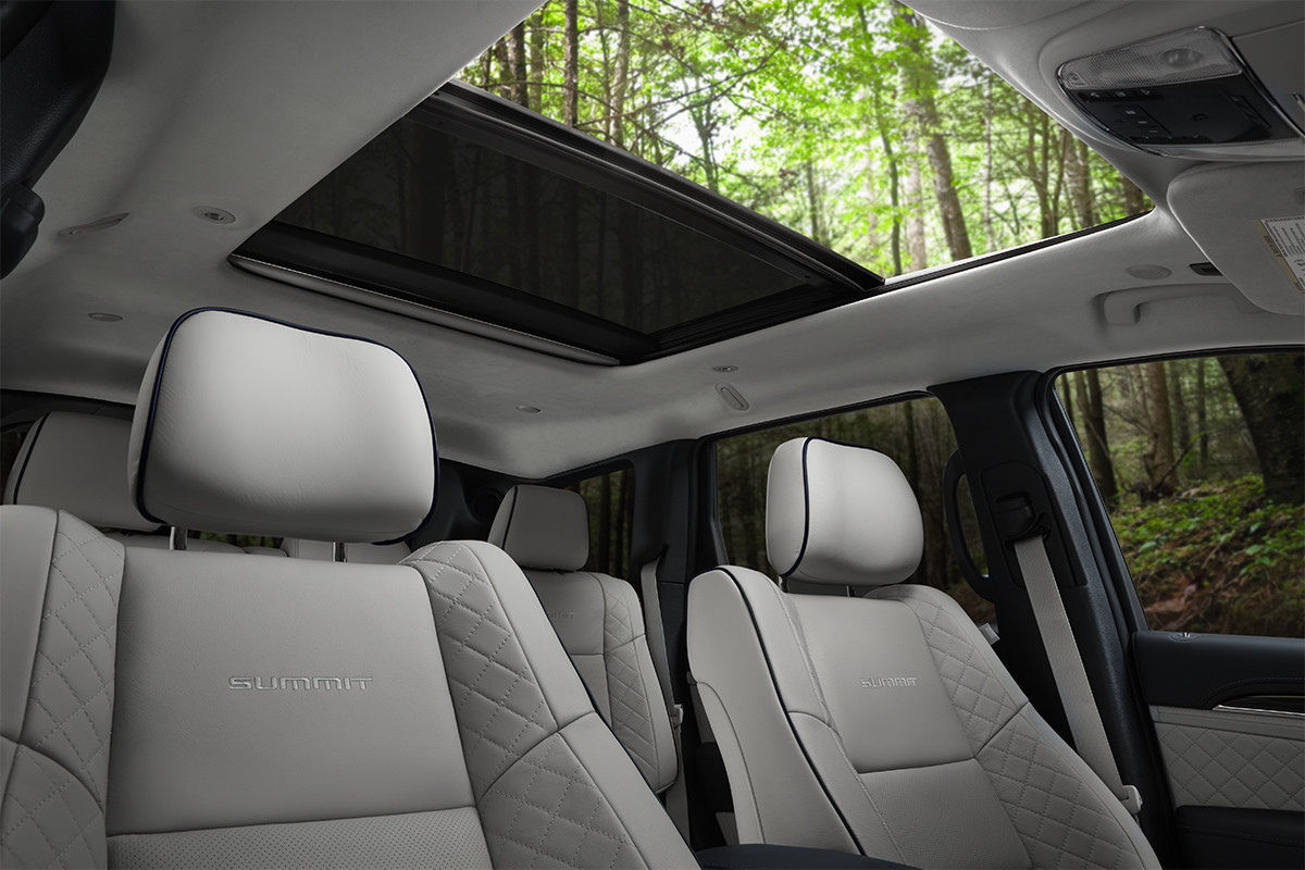 Habitacle gris clair d’un Jeep Grand Cherokee 2019