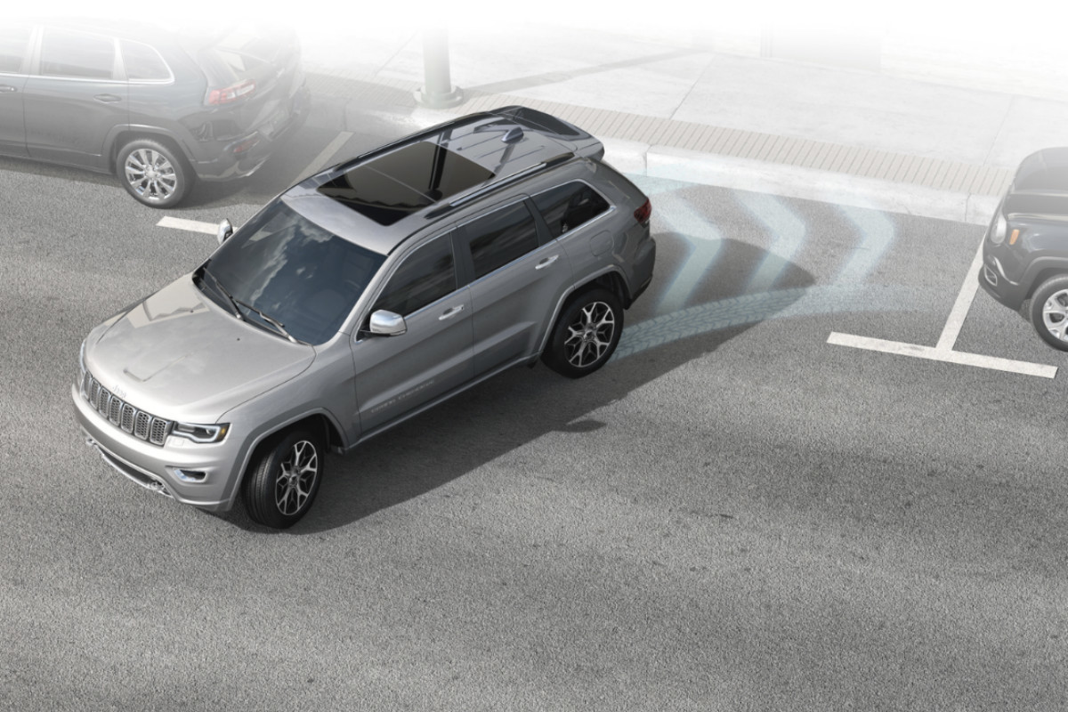 Jeep Grand Cherokee 2019 vu de côté, roulant sur l'autoroute