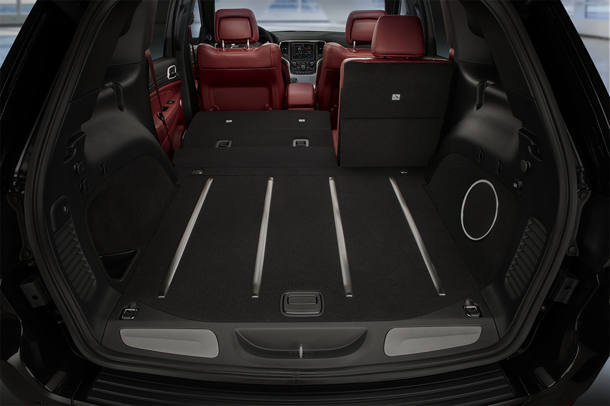 Habitacle en cuir bourgogne du Jeep Grand Cherokee 2019 avec sièges rabattus