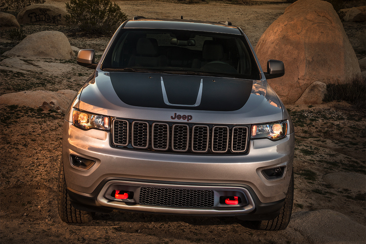 Jeep Grand Cherokee 2019 de couleur grise roulant à travers un plan d'eau