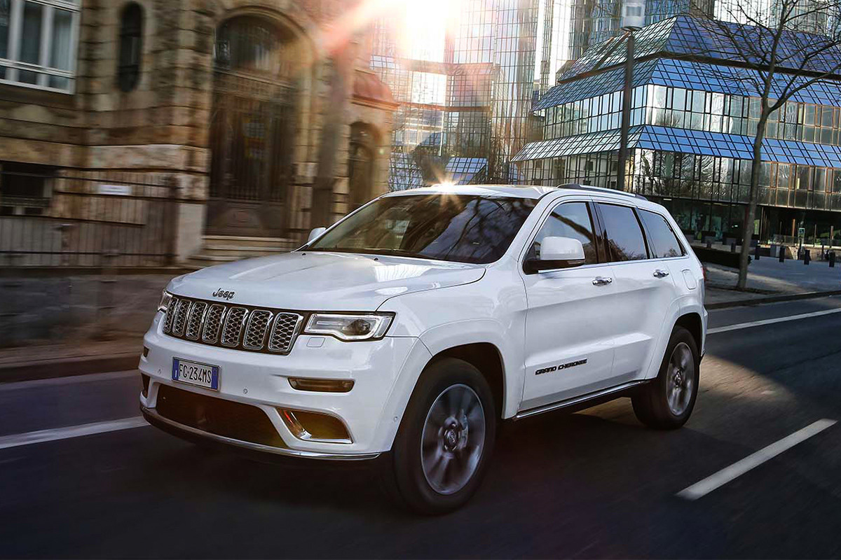 Vue de côté du Jeep Grand Cherokee 2019 illustrant le modèle Summit en blanc