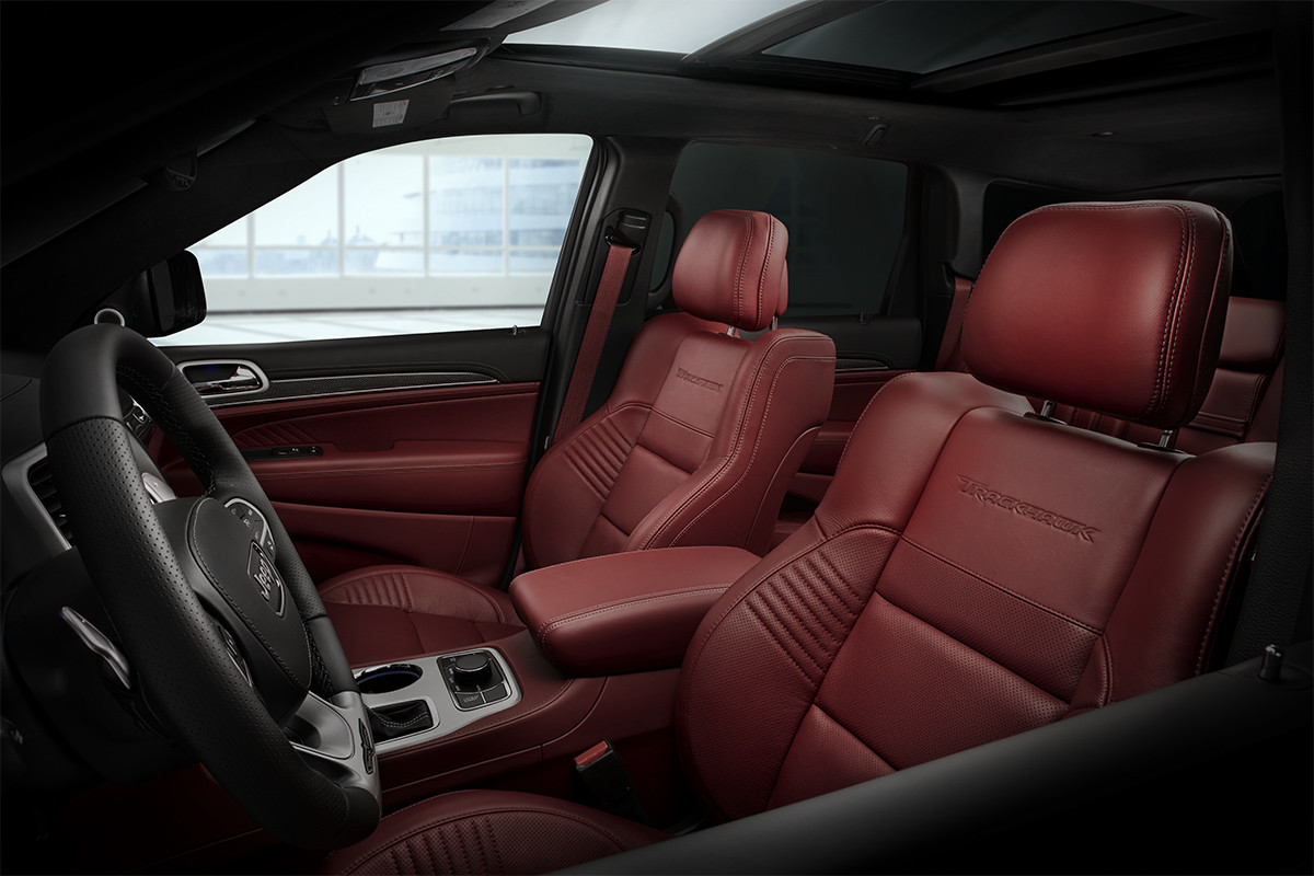 Habitacle en cuir bourgogne du Jeep Grand Cherokee 2019