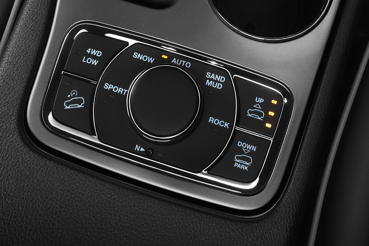 Habitacle du Jeep Grand Cherokee 2019 montrant le système de gestion de la motricité Selec-Terrain