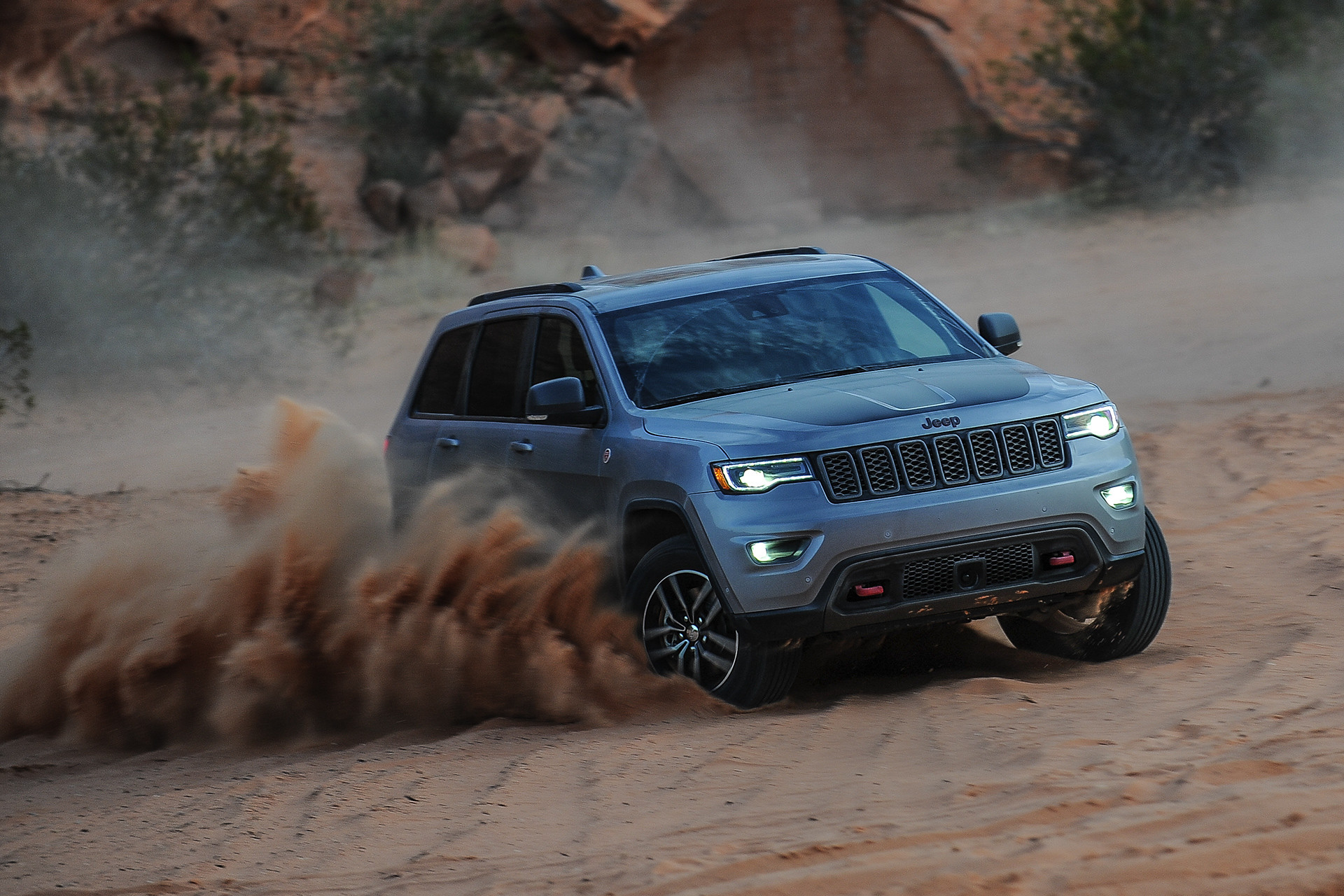 Jeep Grand Cherokee 2019 de couleur argent roulant dans le désert