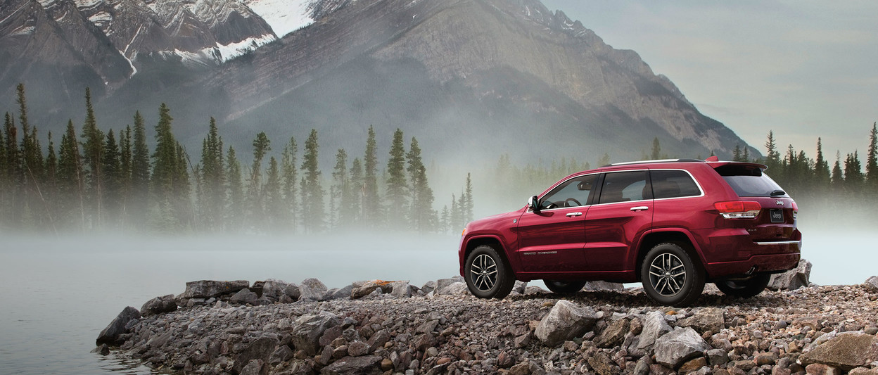 Jeep Grand Cherokee 2019 roulant dans les rues de la ville
