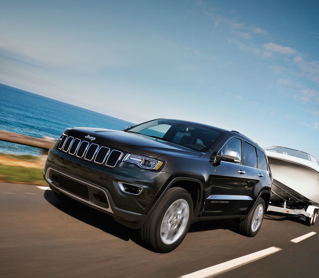 2019 Jeep Grand Cherokee towing a boat
