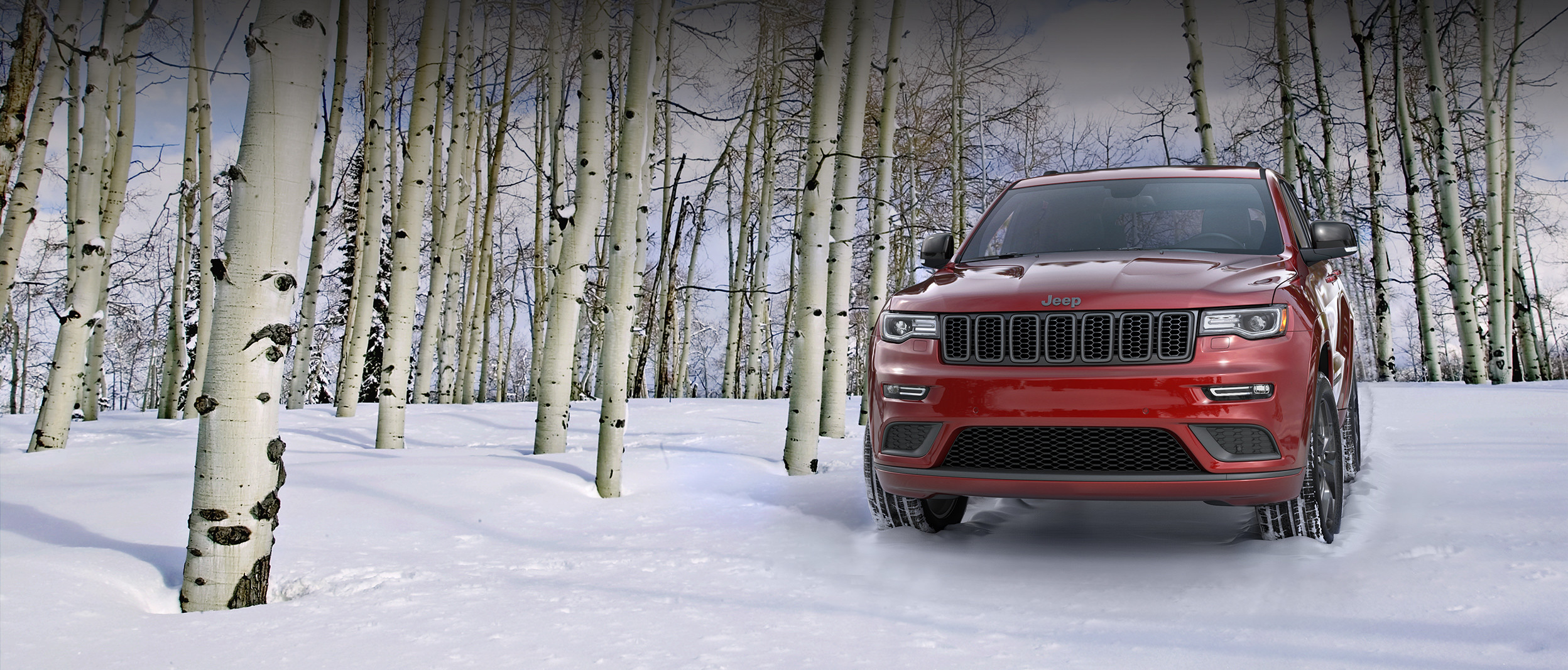 Jeep Grand Cherokee 2019 roulant dans les rues de la ville