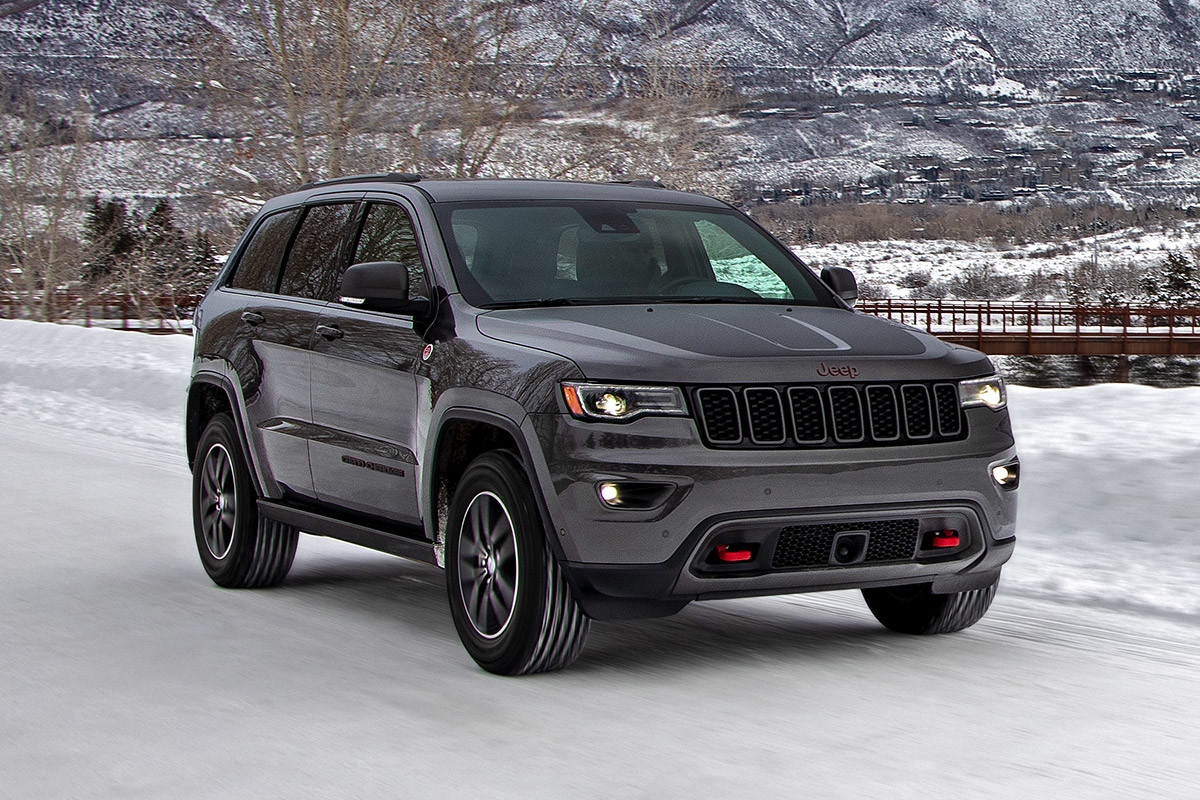 The grey 2020 Jeep Grand Cherokee Trailhawk being driven on a snow covered road