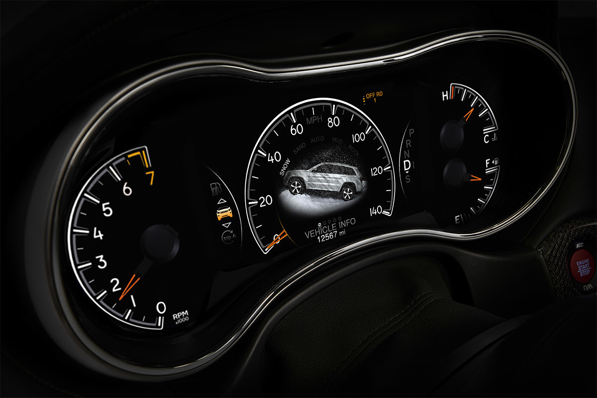 Multi-view In-cluster display of a 2020 Jeep Grand Cherokee.