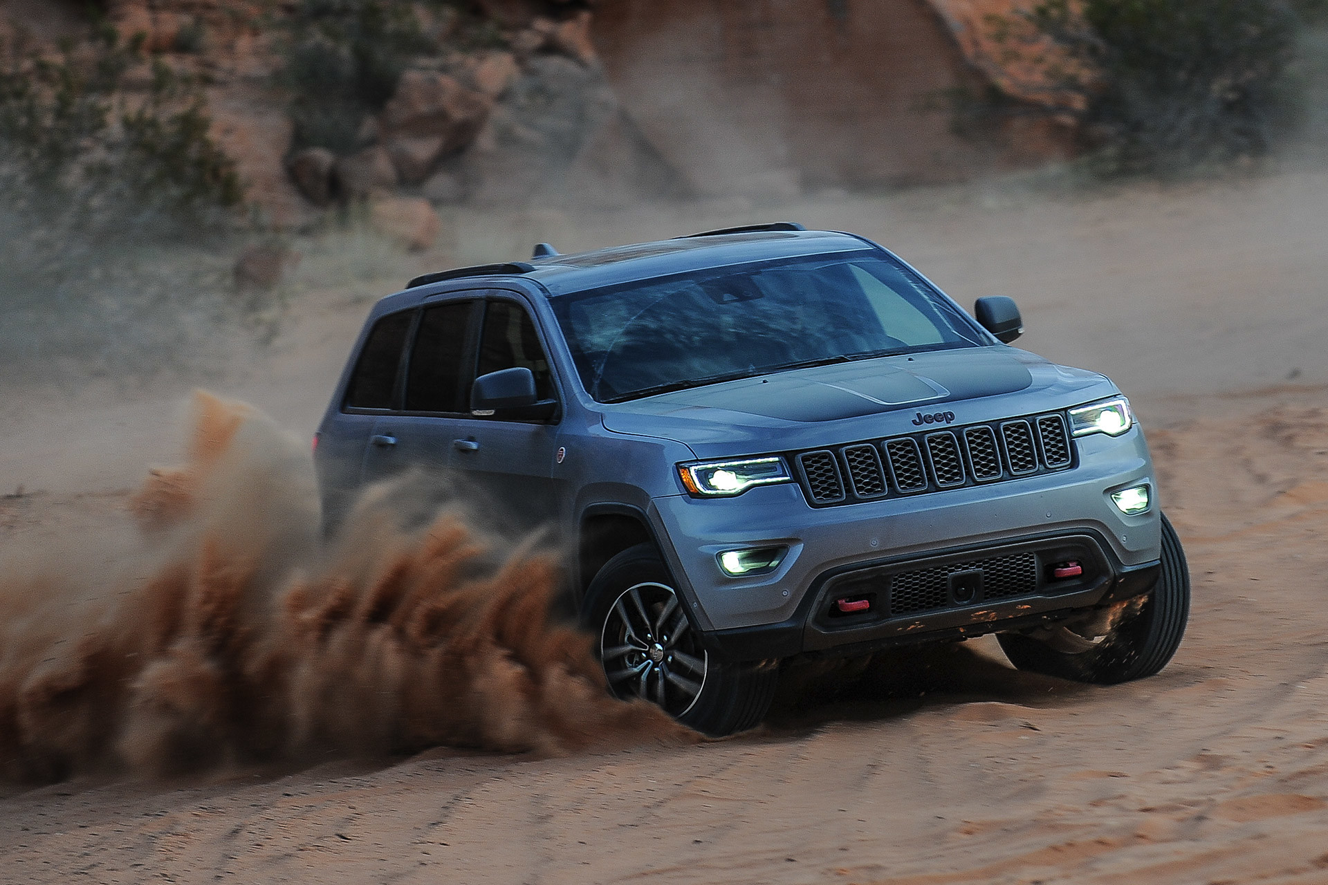 Jeep Grand Cherokee 2020 argent conduisant dans le desert.