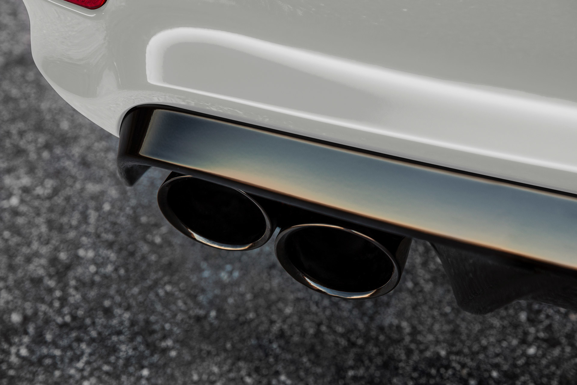 Embouts d'échappement quadruple de 4 po en chrome noir sur un Jeep Grand Cherokee 2020.