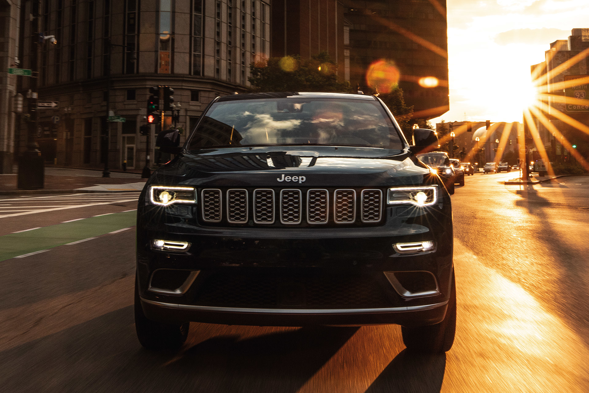 Jeep Grand Cherokee 2020 noir roulant en ville.