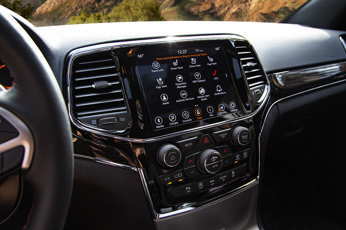 Console centrale du Jeep Grand Cherokee 2021 montrant le centre multimédia Uconnect sur l’écran tactile de 8,4 po