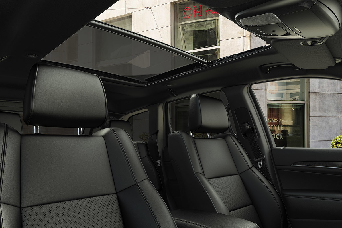 Jeep Grand Cherokee black leather front seats and half-open sunroof