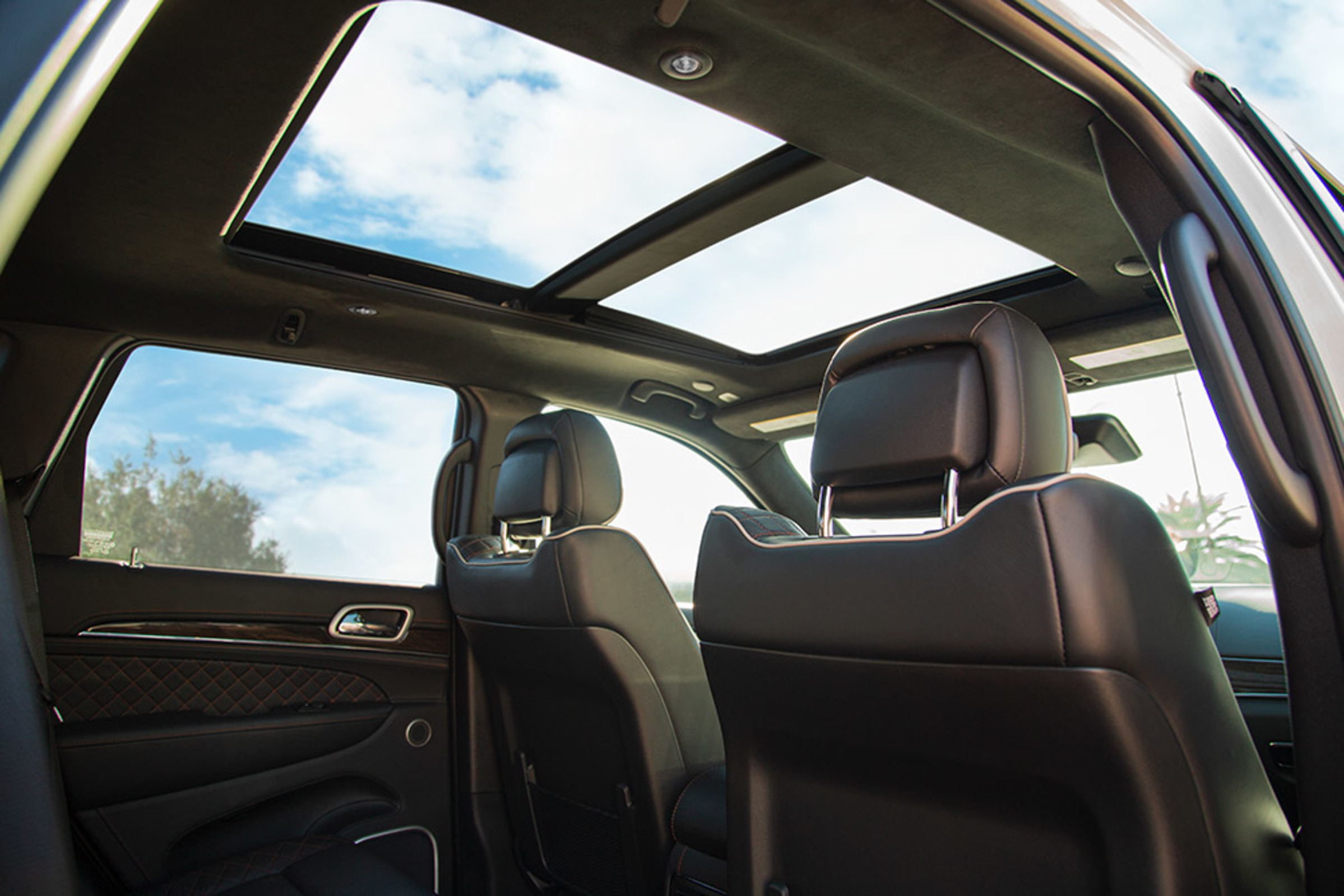 View of the dual-pane panoramic sunroof of the 2021 Grand Cherokee